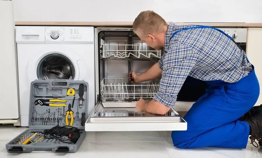 Geyve Daikin servisi teknisyen ekibi beyaz eşya tamiri yaparken